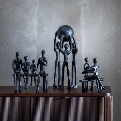 FIGURE FAMILLE. NOIR. ALUMINUM 20 X 11 X 24 CM